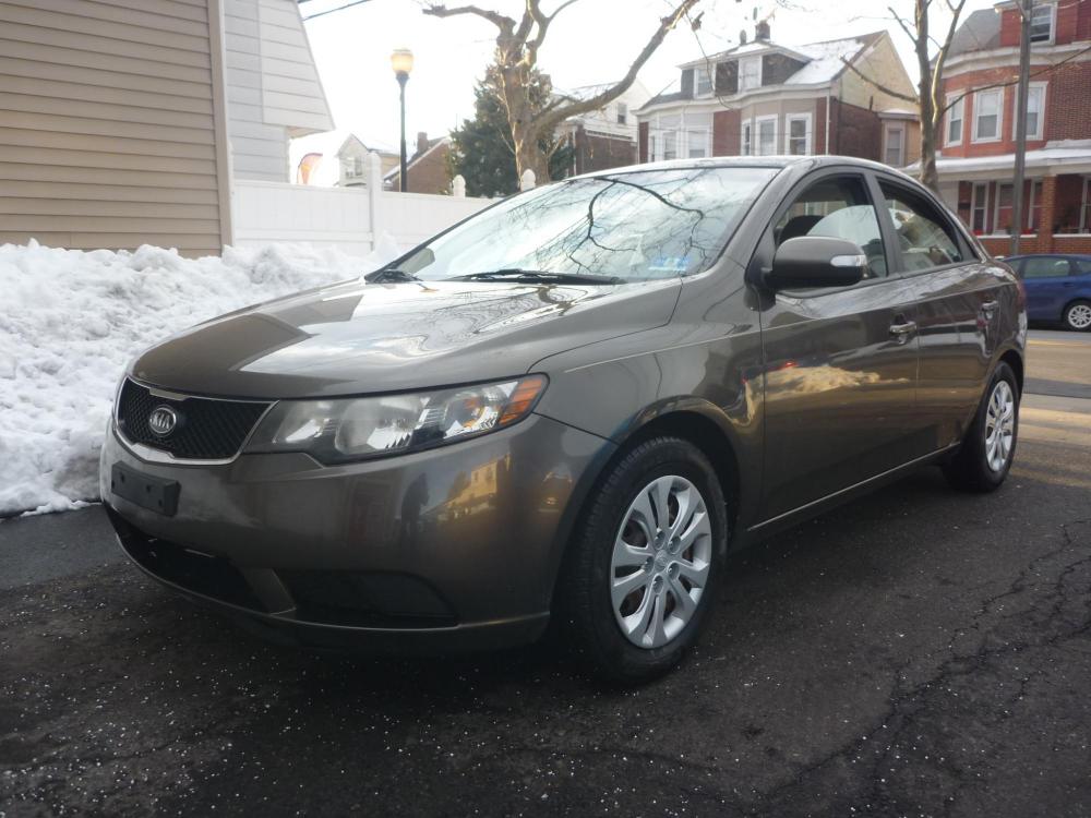 2010 GRAY /BLACK CLOTH Kia Forte EX (KNAFU4A20A5) with an 2.0L L4 DOHC 16V engine, 4-Speed Automatic Overdrive transmission, located at 1018 Brunswick Ave, Trenton, NJ, 08638, (609) 989-0900, 40.240086, -74.748085 - Photo #0