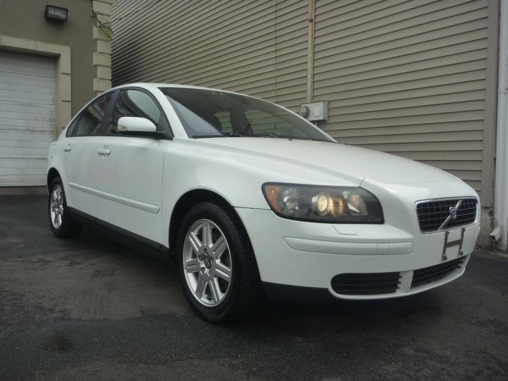 2006 WHITE /BLACK CLOTH Volvo S40 2.4i (YV1MS390562) with an 2.4L L5 DOHC 20V engine, 4-Speed Automatic Overdrive transmission, located at 1018 Brunswick Ave, Trenton, NJ, 08638, (609) 989-0900, 40.240086, -74.748085 - Photo #0