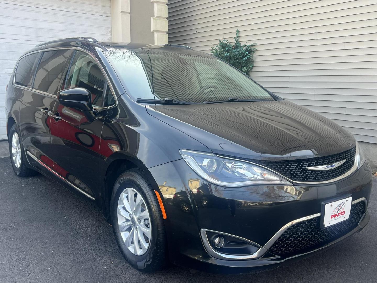 2019 BLACK /Black Leather Chrysler Pacifica Touring-L (2C4RC1BG5KR) with an 3.6L V6 DOHC 24V engine, 9A transmission, located at 1018 Brunswick Ave, Trenton, NJ, 08638, (609) 989-0900, 40.240086, -74.748085 - Photo#6