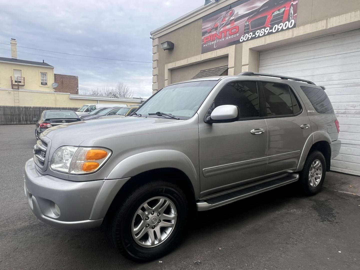 2004 GRAY /Gray Leather Toyota Sequoia Limited 4WD (5TDBT48A74S) with an 4.7L V8 DOHC 32V engine, 4-Speed Automatic Overdrive transmission, located at 1018 Brunswick Ave, Trenton, NJ, 08638, (609) 989-0900, 40.240086, -74.748085 - Photo#6