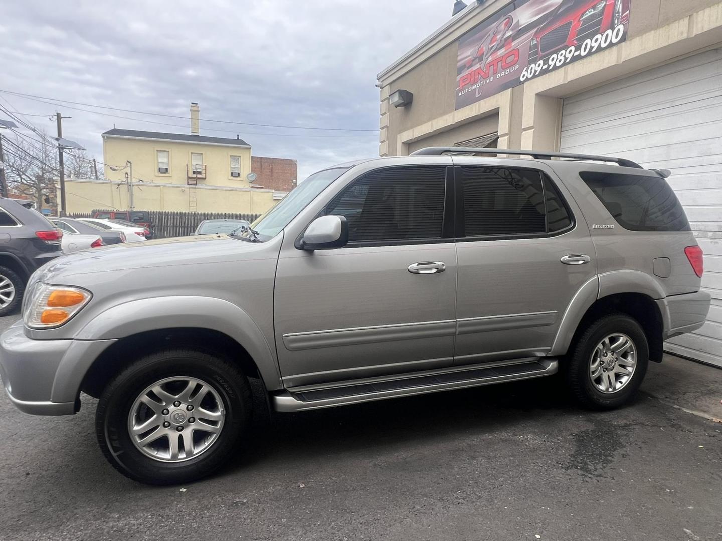 2004 GRAY /Gray Leather Toyota Sequoia Limited 4WD (5TDBT48A74S) with an 4.7L V8 DOHC 32V engine, 4-Speed Automatic Overdrive transmission, located at 1018 Brunswick Ave, Trenton, NJ, 08638, (609) 989-0900, 40.240086, -74.748085 - Photo#5