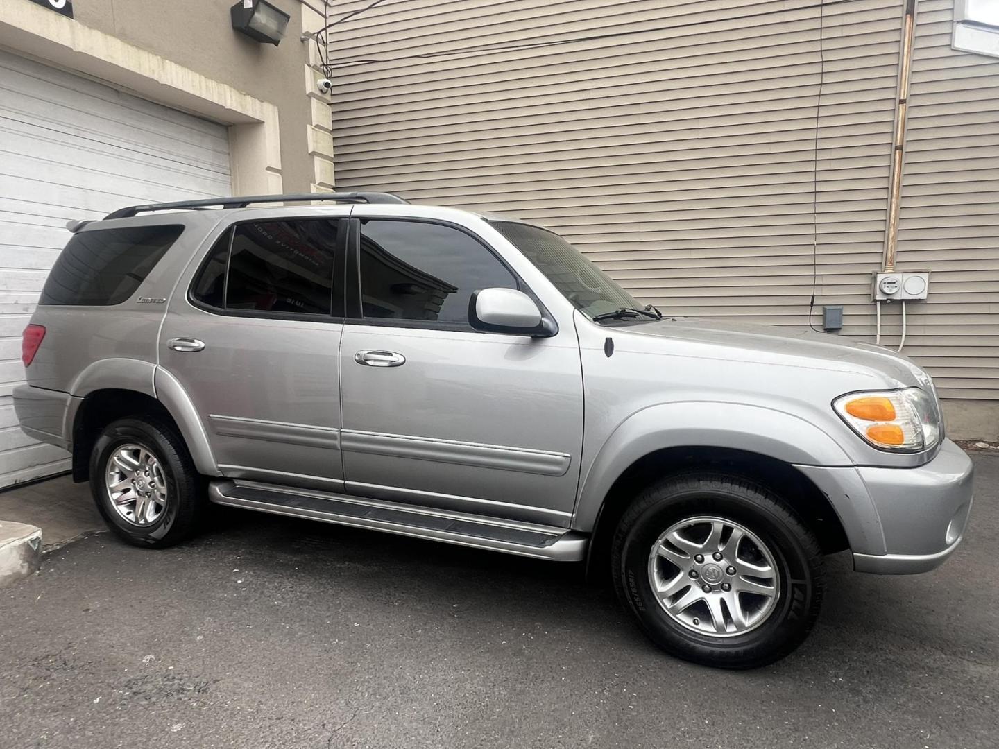 2004 GRAY /Gray Leather Toyota Sequoia Limited 4WD (5TDBT48A74S) with an 4.7L V8 DOHC 32V engine, 4-Speed Automatic Overdrive transmission, located at 1018 Brunswick Ave, Trenton, NJ, 08638, (609) 989-0900, 40.240086, -74.748085 - Photo#4