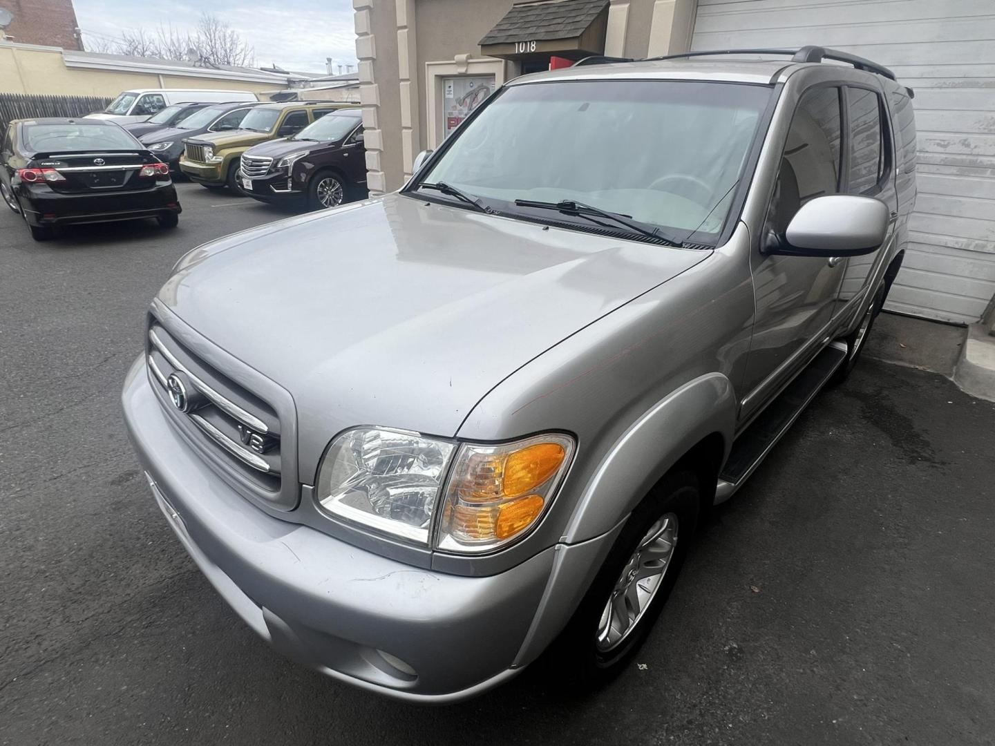 2004 GRAY /Gray Leather Toyota Sequoia Limited 4WD (5TDBT48A74S) with an 4.7L V8 DOHC 32V engine, 4-Speed Automatic Overdrive transmission, located at 1018 Brunswick Ave, Trenton, NJ, 08638, (609) 989-0900, 40.240086, -74.748085 - Photo#2