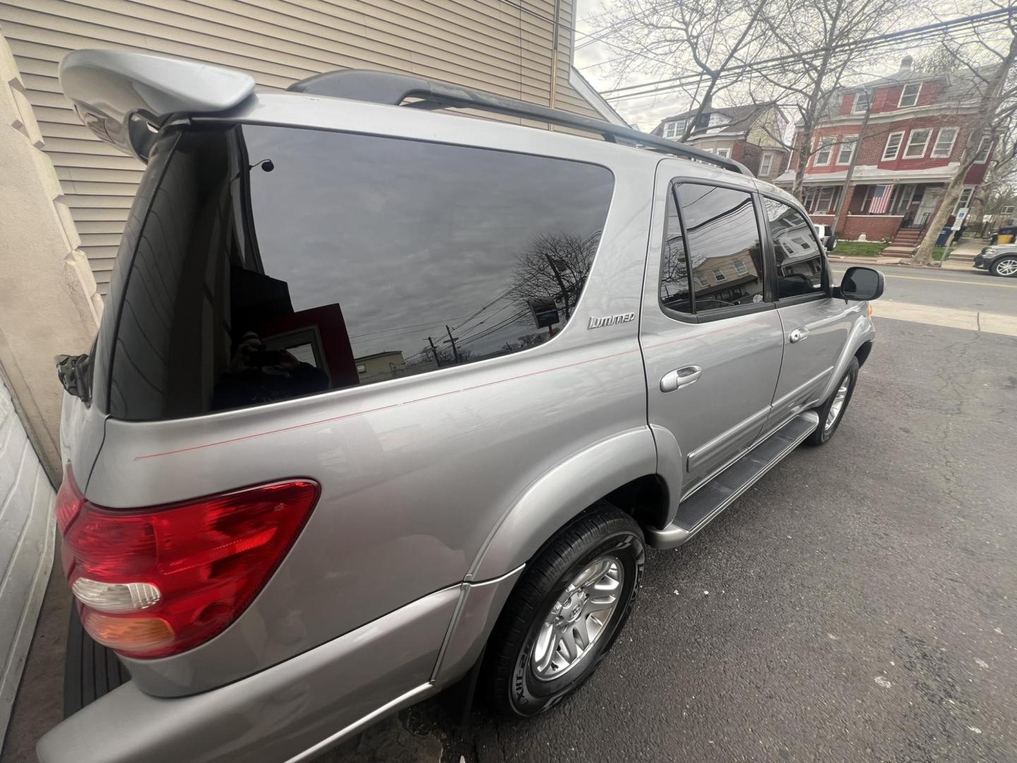 2004 GRAY /Gray Leather Toyota Sequoia Limited 4WD (5TDBT48A74S) with an 4.7L V8 DOHC 32V engine, 4-Speed Automatic Overdrive transmission, located at 1018 Brunswick Ave, Trenton, NJ, 08638, (609) 989-0900, 40.240086, -74.748085 - Photo#9