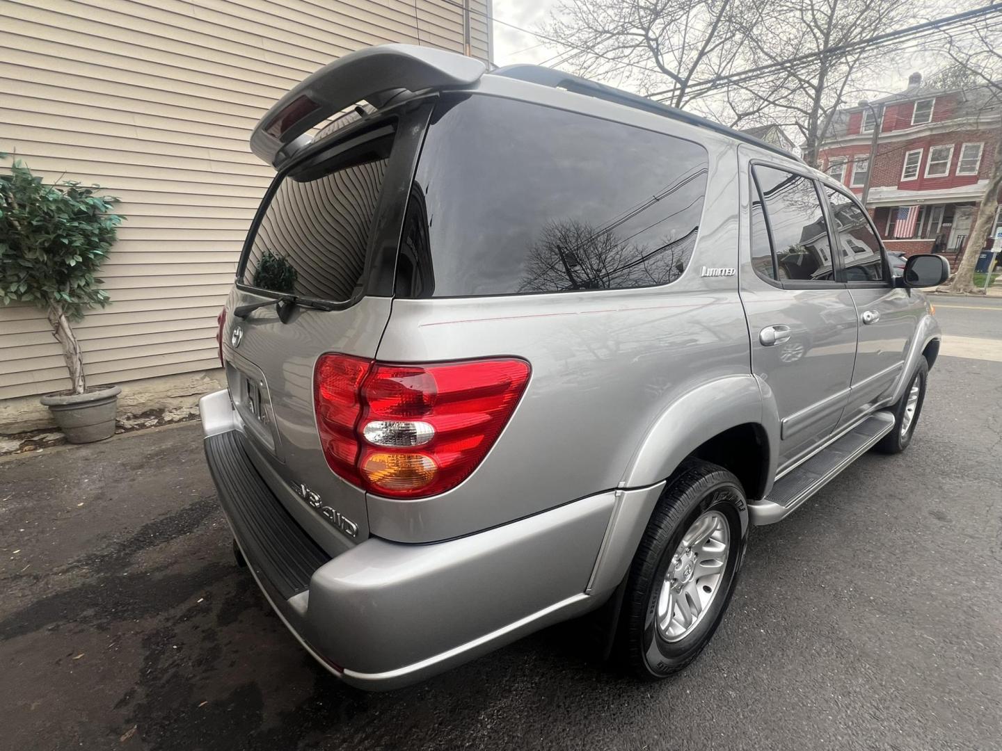 2004 GRAY /Gray Leather Toyota Sequoia Limited 4WD (5TDBT48A74S) with an 4.7L V8 DOHC 32V engine, 4-Speed Automatic Overdrive transmission, located at 1018 Brunswick Ave, Trenton, NJ, 08638, (609) 989-0900, 40.240086, -74.748085 - Photo#10