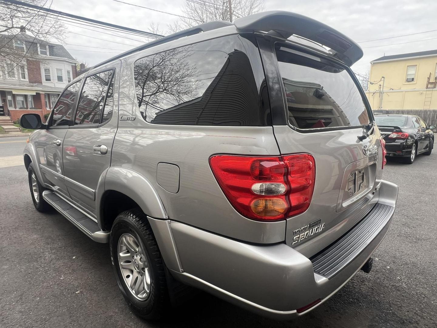2004 GRAY /Gray Leather Toyota Sequoia Limited 4WD (5TDBT48A74S) with an 4.7L V8 DOHC 32V engine, 4-Speed Automatic Overdrive transmission, located at 1018 Brunswick Ave, Trenton, NJ, 08638, (609) 989-0900, 40.240086, -74.748085 - Photo#12
