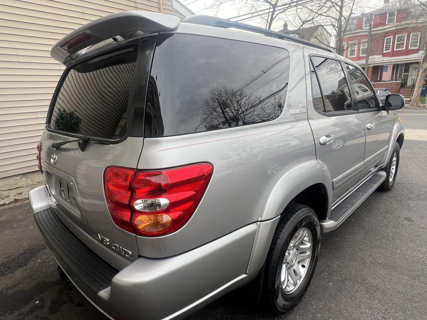2004 GRAY /Gray Leather Toyota Sequoia Limited 4WD (5TDBT48A74S) with an 4.7L V8 DOHC 32V engine, 4-Speed Automatic Overdrive transmission, located at 1018 Brunswick Ave, Trenton, NJ, 08638, (609) 989-0900, 40.240086, -74.748085 - Photo#13