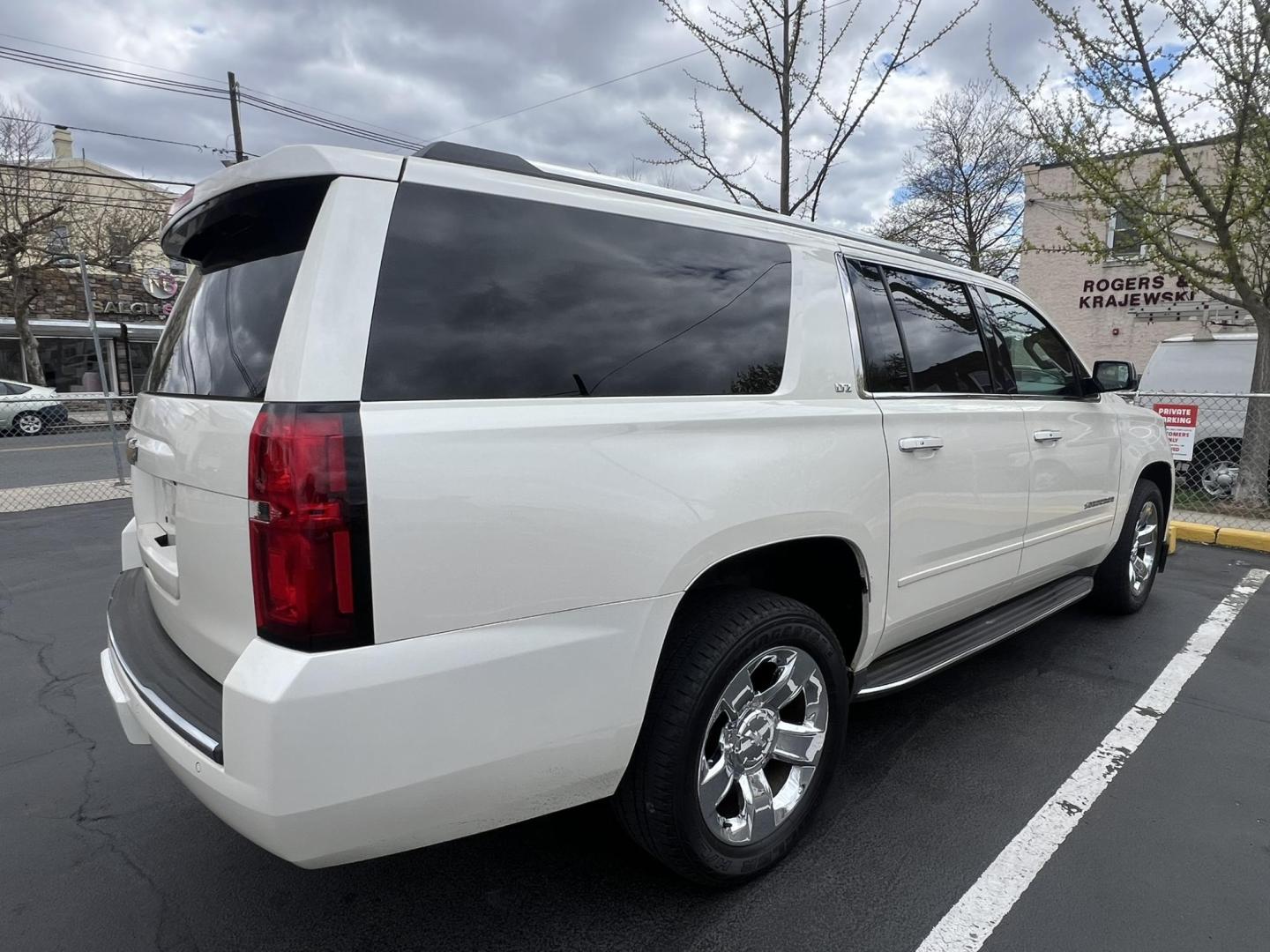 2015 White /Burgundy Chevrolet Suburban LTZ 1500 4WD (1GNSKKKCXFR) with an 5.3L V8 OHV 16V engine, 6-Speed Automatic transmission, located at 1018 Brunswick Ave, Trenton, NJ, 08638, (609) 989-0900, 40.240086, -74.748085 - Photo#4