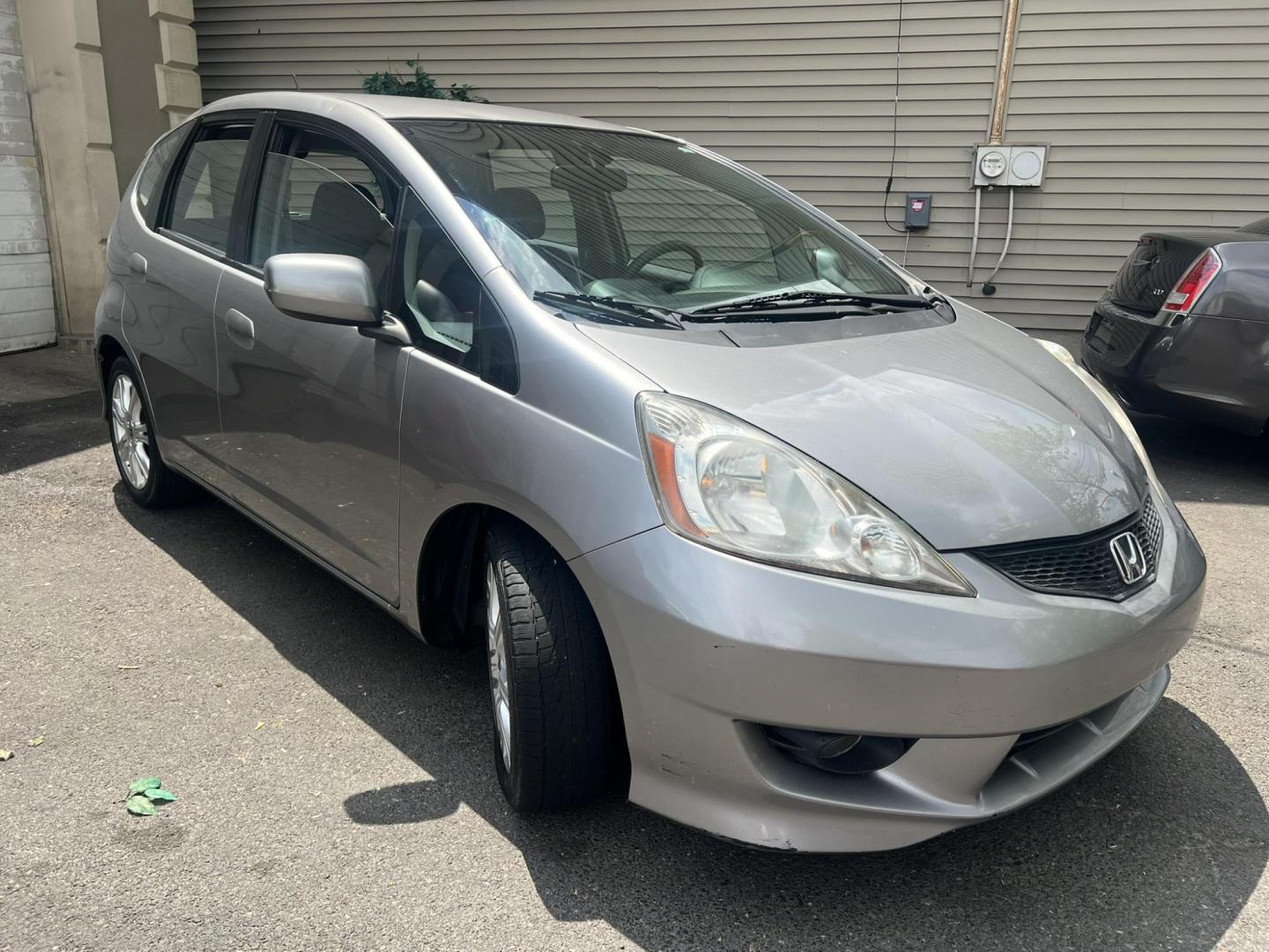 2009 GRAY /Gray Honda Fit Sport (JHMGE88419C) with an 1.5L L4 SOHC 16V engine, Automatic transmission, located at 1018 Brunswick Ave, Trenton, NJ, 08638, (609) 989-0900, 40.240086, -74.748085 - Photo#2