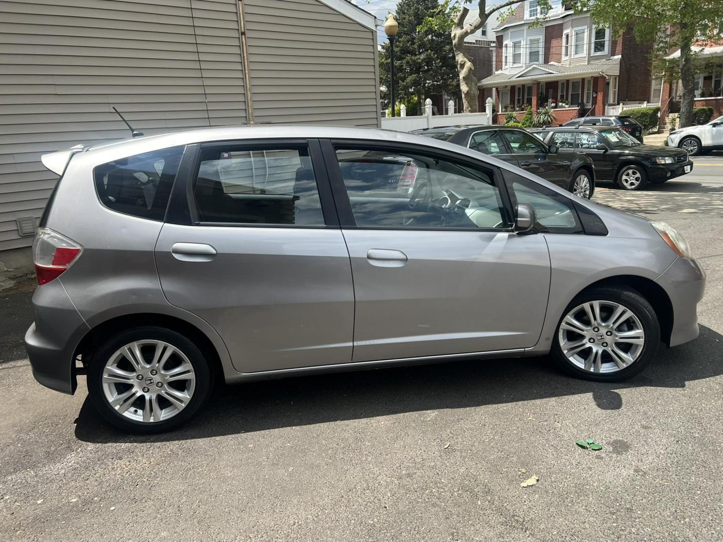 2009 GRAY /Gray Honda Fit Sport (JHMGE88419C) with an 1.5L L4 SOHC 16V engine, Automatic transmission, located at 1018 Brunswick Ave, Trenton, NJ, 08638, (609) 989-0900, 40.240086, -74.748085 - Photo#4