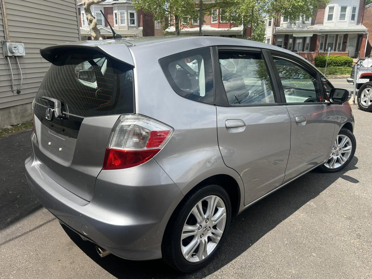 2009 GRAY /Gray Honda Fit Sport (JHMGE88419C) with an 1.5L L4 SOHC 16V engine, Automatic transmission, located at 1018 Brunswick Ave, Trenton, NJ, 08638, (609) 989-0900, 40.240086, -74.748085 - Photo#5