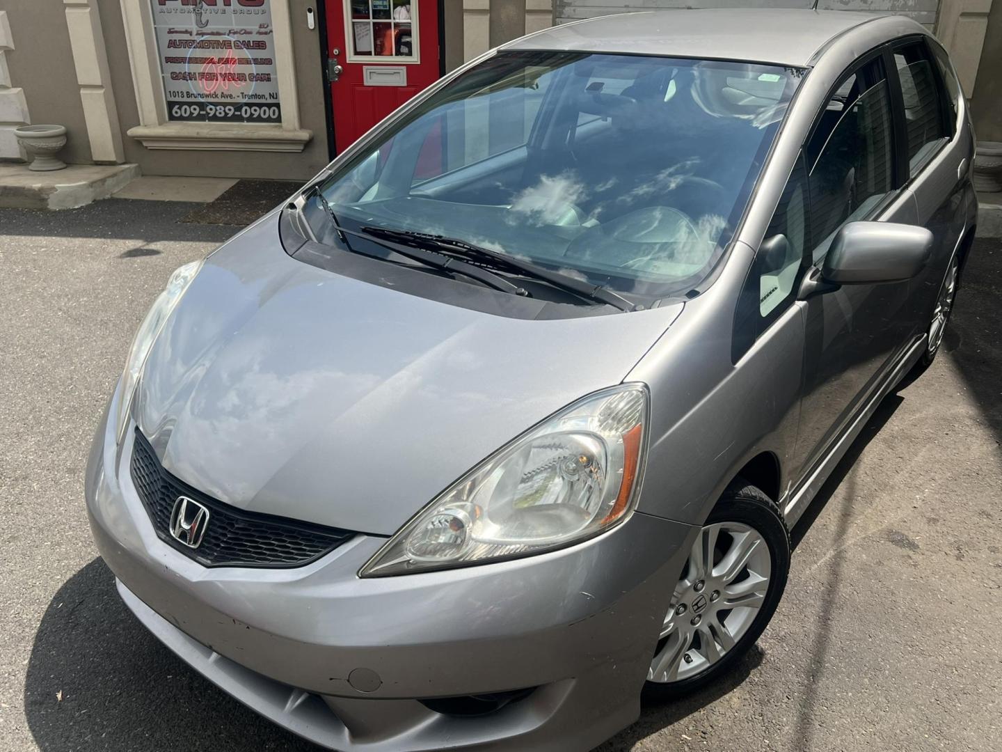 2009 GRAY /Gray Honda Fit Sport (JHMGE88419C) with an 1.5L L4 SOHC 16V engine, Automatic transmission, located at 1018 Brunswick Ave, Trenton, NJ, 08638, (609) 989-0900, 40.240086, -74.748085 - Photo#9