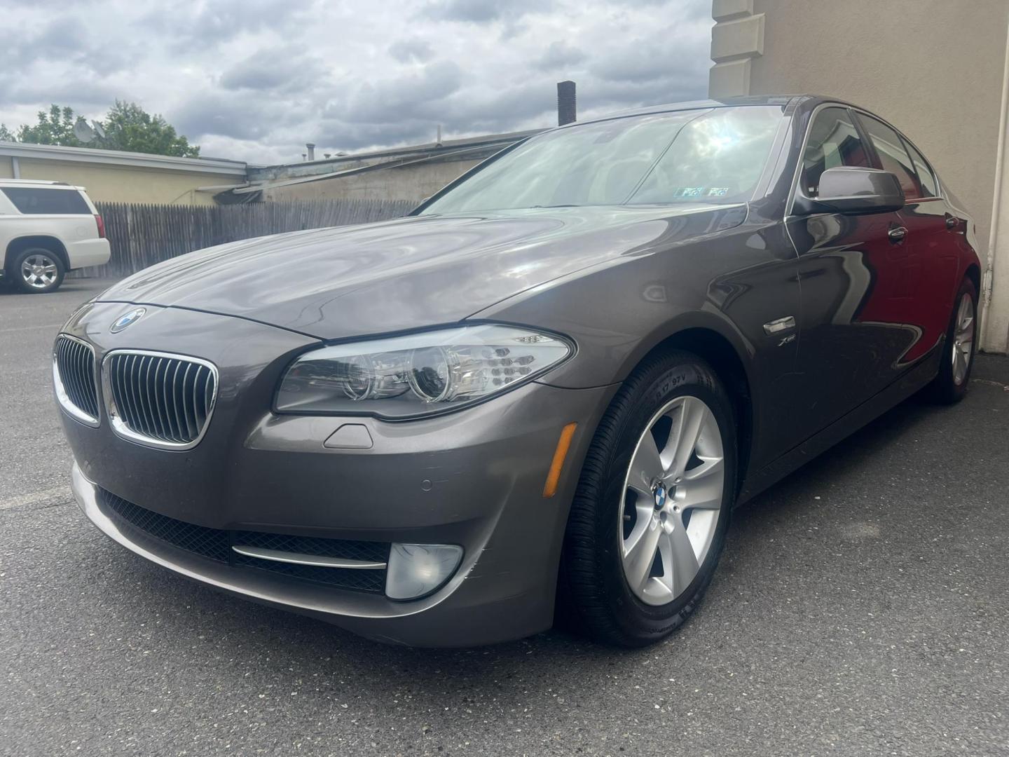 2012 GRAY /Tan Leather BMW 5-Series 528i xDrive (WBAXH5C58CD) with an 2.0L L4 DOHC 16V TURBO engine, 8-Speed Automatic transmission, located at 1018 Brunswick Ave, Trenton, NJ, 08638, (609) 989-0900, 40.240086, -74.748085 - Photo#2