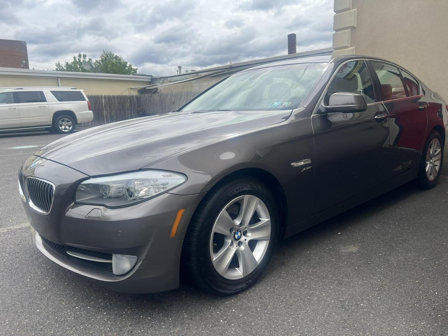 2012 GRAY /Tan Leather BMW 5-Series 528i xDrive (WBAXH5C58CD) with an 2.0L L4 DOHC 16V TURBO engine, 8-Speed Automatic transmission, located at 1018 Brunswick Ave, Trenton, NJ, 08638, (609) 989-0900, 40.240086, -74.748085 - Photo#3