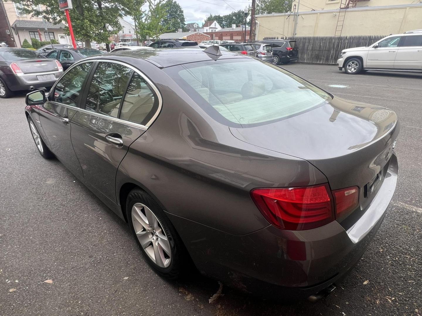 2012 GRAY /Tan Leather BMW 5-Series 528i xDrive (WBAXH5C58CD) with an 2.0L L4 DOHC 16V TURBO engine, 8-Speed Automatic transmission, located at 1018 Brunswick Ave, Trenton, NJ, 08638, (609) 989-0900, 40.240086, -74.748085 - Photo#4