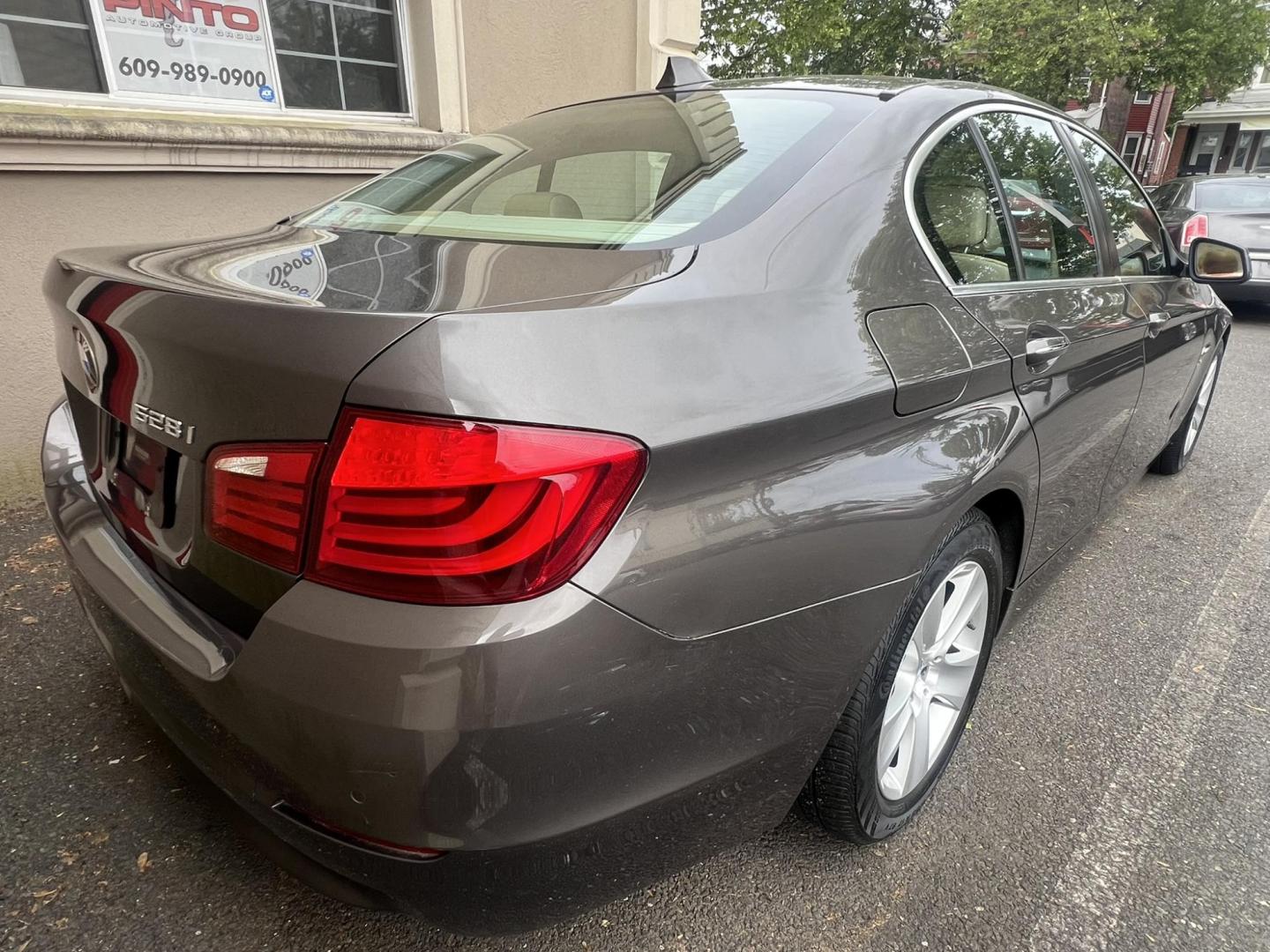 2012 GRAY /Tan Leather BMW 5-Series 528i xDrive (WBAXH5C58CD) with an 2.0L L4 DOHC 16V TURBO engine, 8-Speed Automatic transmission, located at 1018 Brunswick Ave, Trenton, NJ, 08638, (609) 989-0900, 40.240086, -74.748085 - Photo#5