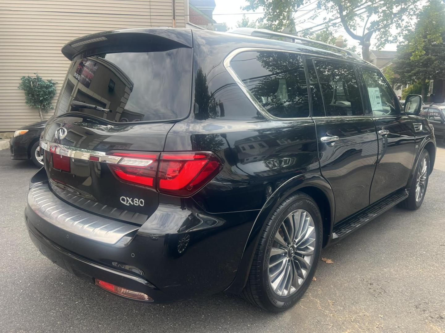 2018 BLACK /Tan Leather Infiniti QX80 4WD (JN8AZ2NE1J9) with an 5.6L V8 DOHC 32V engine, 7A transmission, located at 1018 Brunswick Ave, Trenton, NJ, 08638, (609) 989-0900, 40.240086, -74.748085 - Photo#4