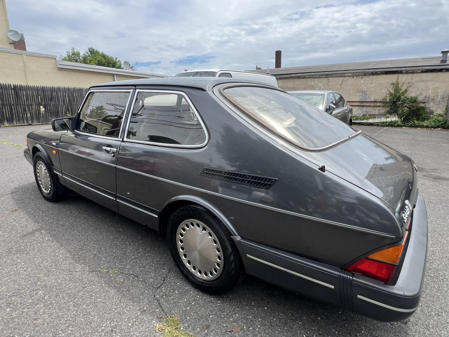 1989 GRAY /Gray Leather Saab 900 Hatchback (YS3AR36D4K3) with an 2.0L L4 DOHC 16V engine, 3-Speed Automatic transmission, located at 1018 Brunswick Ave, Trenton, NJ, 08638, (609) 989-0900, 40.240086, -74.748085 - Photo#4