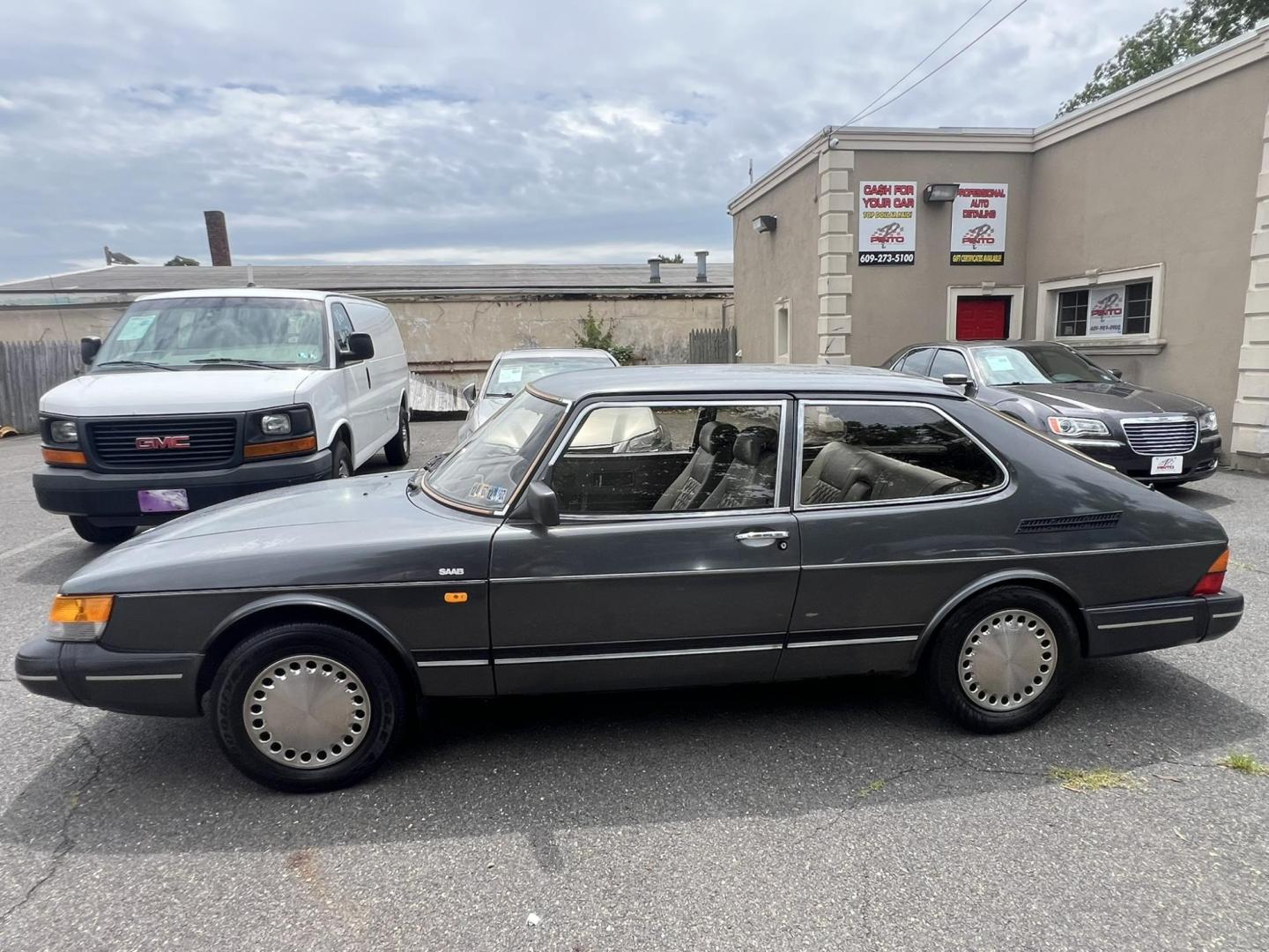 1989 GRAY /Gray Leather Saab 900 Hatchback (YS3AR36D4K3) with an 2.0L L4 DOHC 16V engine, 3-Speed Automatic transmission, located at 1018 Brunswick Ave, Trenton, NJ, 08638, (609) 989-0900, 40.240086, -74.748085 - Photo#3