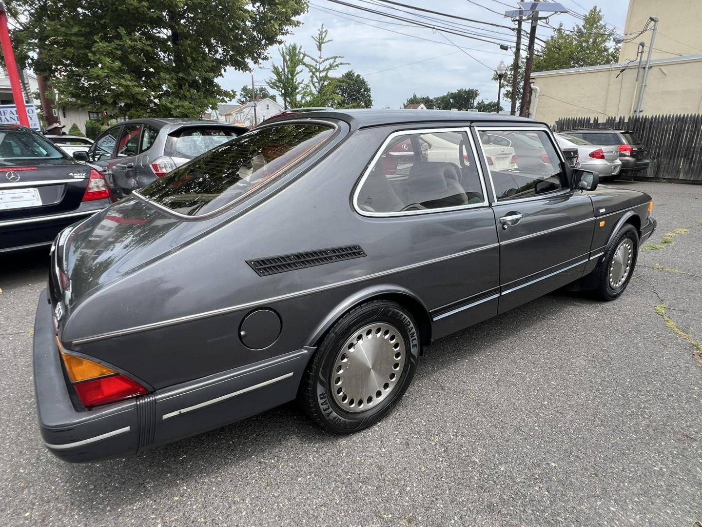 1989 GRAY /Gray Leather Saab 900 Hatchback (YS3AR36D4K3) with an 2.0L L4 DOHC 16V engine, 3-Speed Automatic transmission, located at 1018 Brunswick Ave, Trenton, NJ, 08638, (609) 989-0900, 40.240086, -74.748085 - Photo#6
