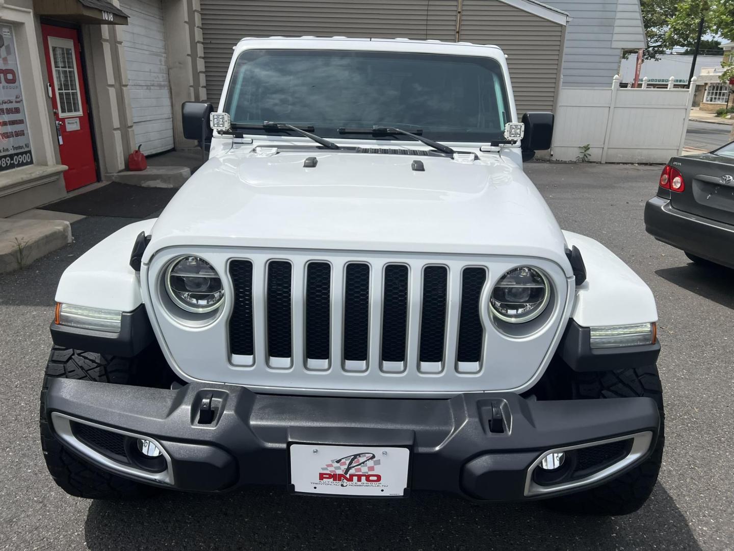 2018 White /Black Leather Jeep Wrangler Unlimited Sahara (1C4HJXENXJW) with an 2.0L L4 DOHC 16V TURBO engine, 6A transmission, located at 1018 Brunswick Ave, Trenton, NJ, 08638, (609) 989-0900, 40.240086, -74.748085 - Photo#3
