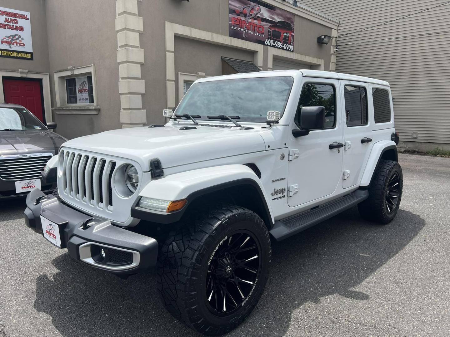 2018 White /Black Leather Jeep Wrangler Unlimited Sahara (1C4HJXENXJW) with an 2.0L L4 DOHC 16V TURBO engine, 6A transmission, located at 1018 Brunswick Ave, Trenton, NJ, 08638, (609) 989-0900, 40.240086, -74.748085 - Photo#4