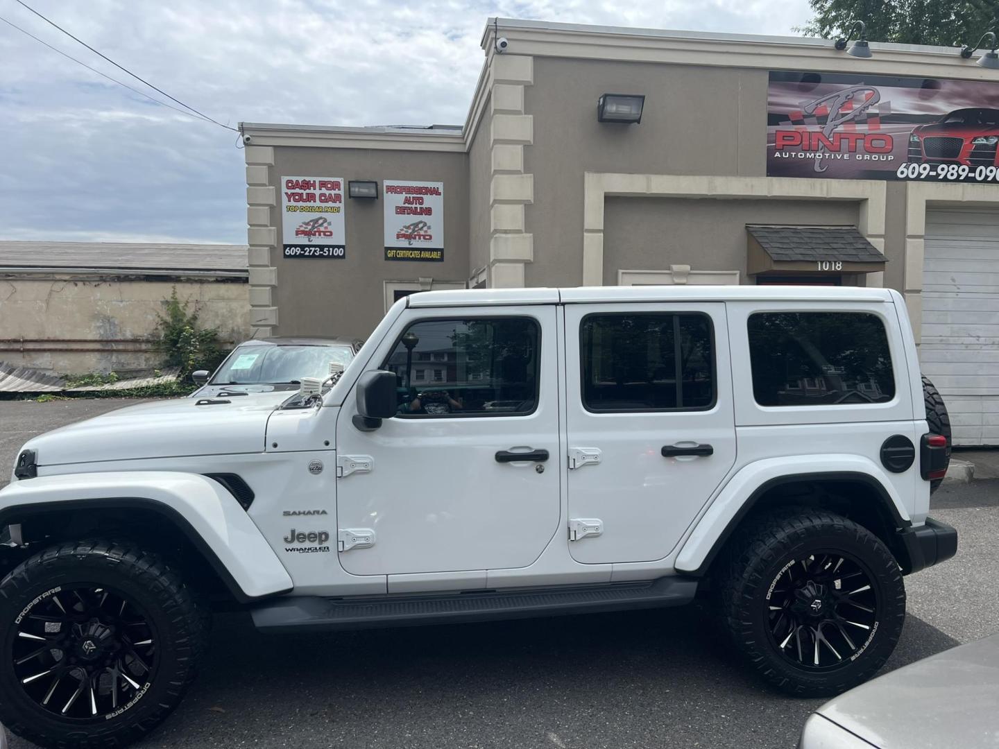 2018 White /Black Leather Jeep Wrangler Unlimited Sahara (1C4HJXENXJW) with an 2.0L L4 DOHC 16V TURBO engine, 6A transmission, located at 1018 Brunswick Ave, Trenton, NJ, 08638, (609) 989-0900, 40.240086, -74.748085 - Photo#7