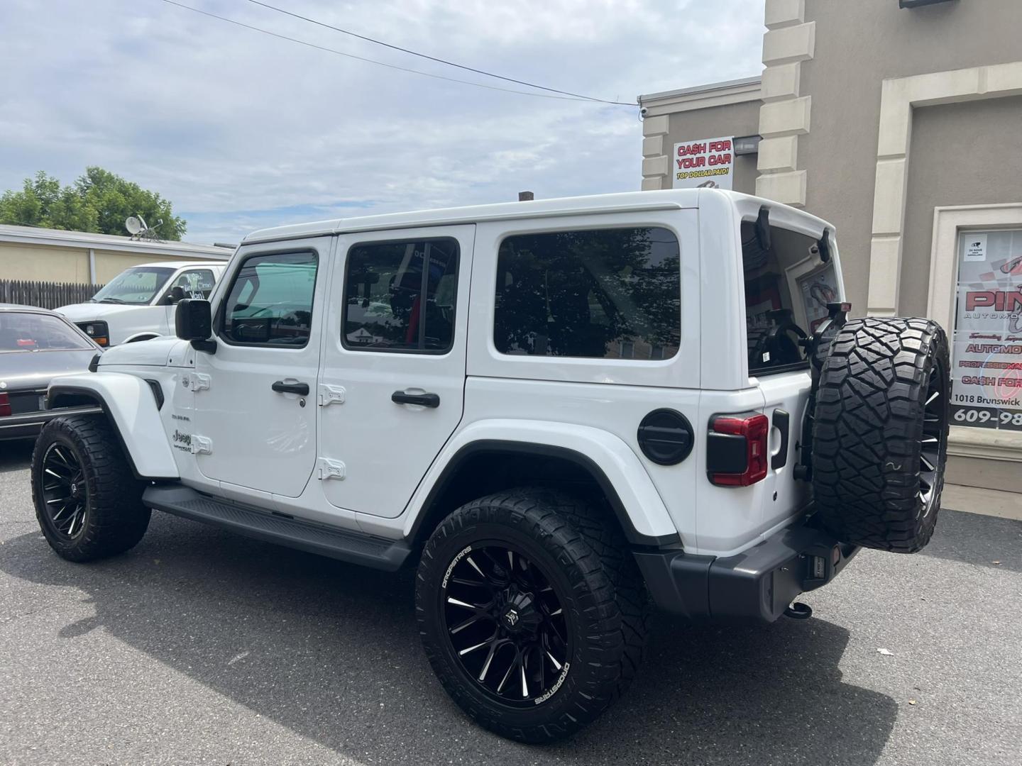 2018 White /Black Leather Jeep Wrangler Unlimited Sahara (1C4HJXENXJW) with an 2.0L L4 DOHC 16V TURBO engine, 6A transmission, located at 1018 Brunswick Ave, Trenton, NJ, 08638, (609) 989-0900, 40.240086, -74.748085 - Photo#6