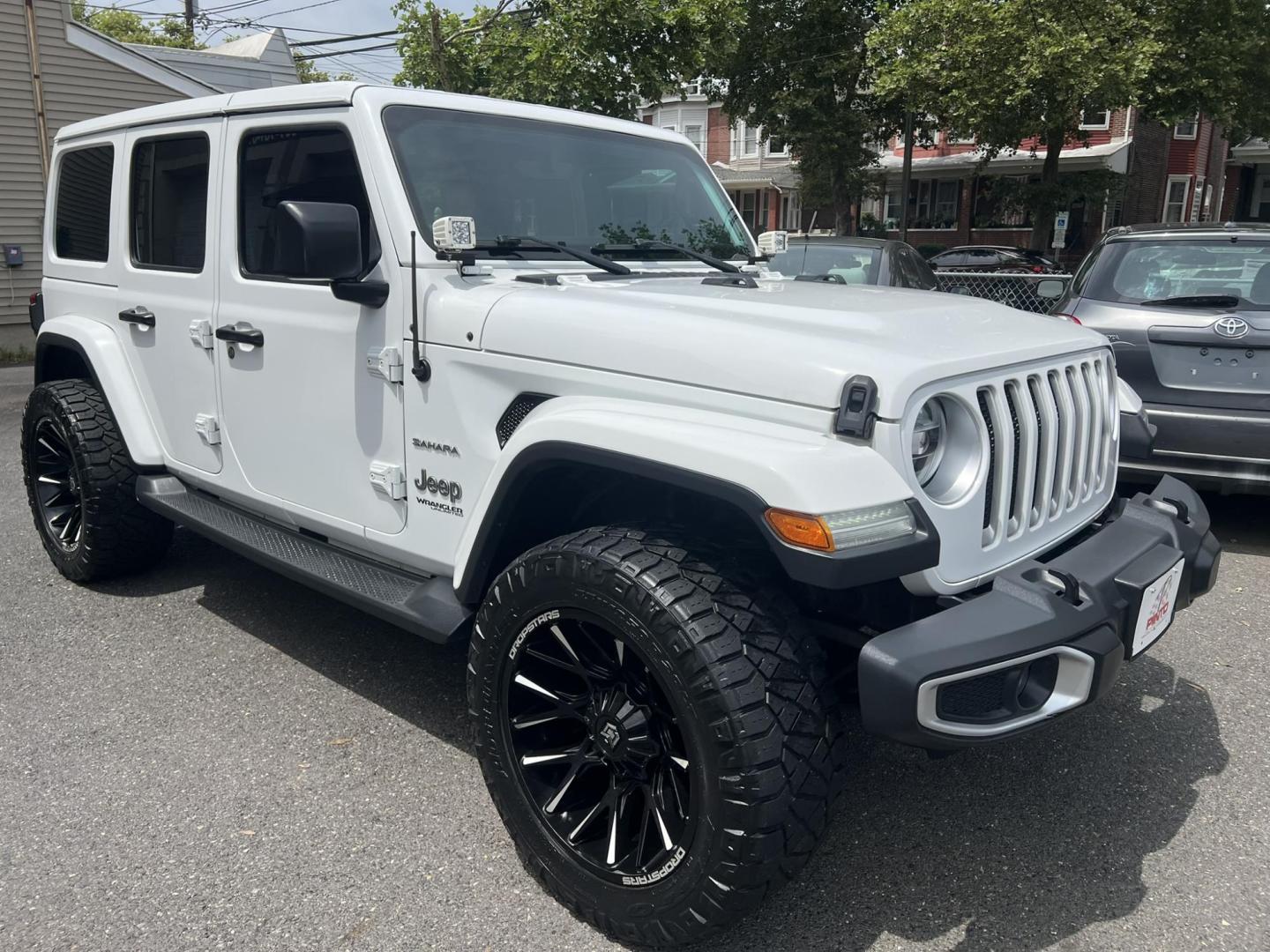 2018 White /Black Leather Jeep Wrangler Unlimited Sahara (1C4HJXENXJW) with an 2.0L L4 DOHC 16V TURBO engine, 6A transmission, located at 1018 Brunswick Ave, Trenton, NJ, 08638, (609) 989-0900, 40.240086, -74.748085 - Photo#2