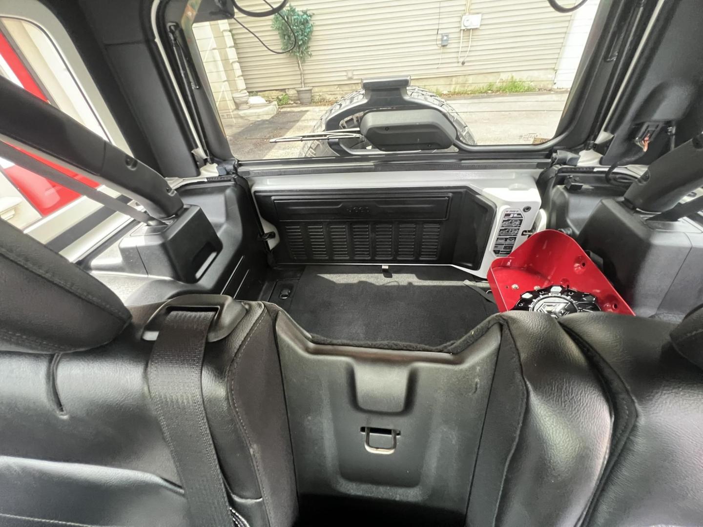 2018 White /Black Leather Jeep Wrangler Unlimited Sahara (1C4HJXENXJW) with an 2.0L L4 DOHC 16V TURBO engine, 6A transmission, located at 1018 Brunswick Ave, Trenton, NJ, 08638, (609) 989-0900, 40.240086, -74.748085 - Photo#19