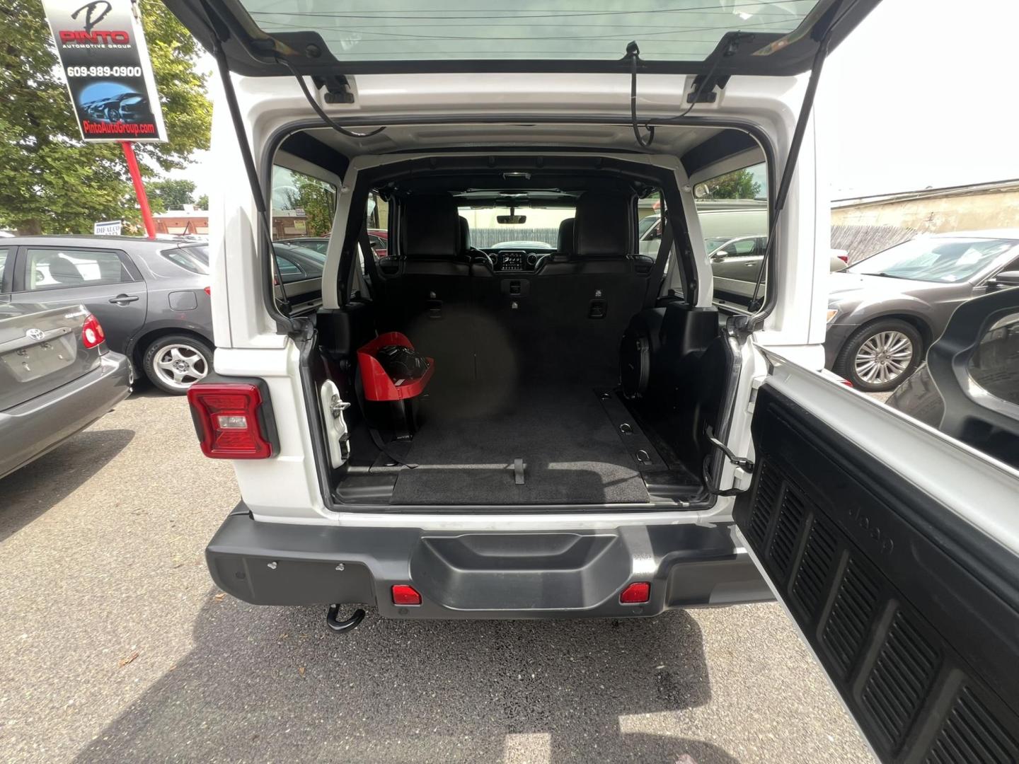 2018 White /Black Leather Jeep Wrangler Unlimited Sahara (1C4HJXENXJW) with an 2.0L L4 DOHC 16V TURBO engine, 6A transmission, located at 1018 Brunswick Ave, Trenton, NJ, 08638, (609) 989-0900, 40.240086, -74.748085 - Photo#21
