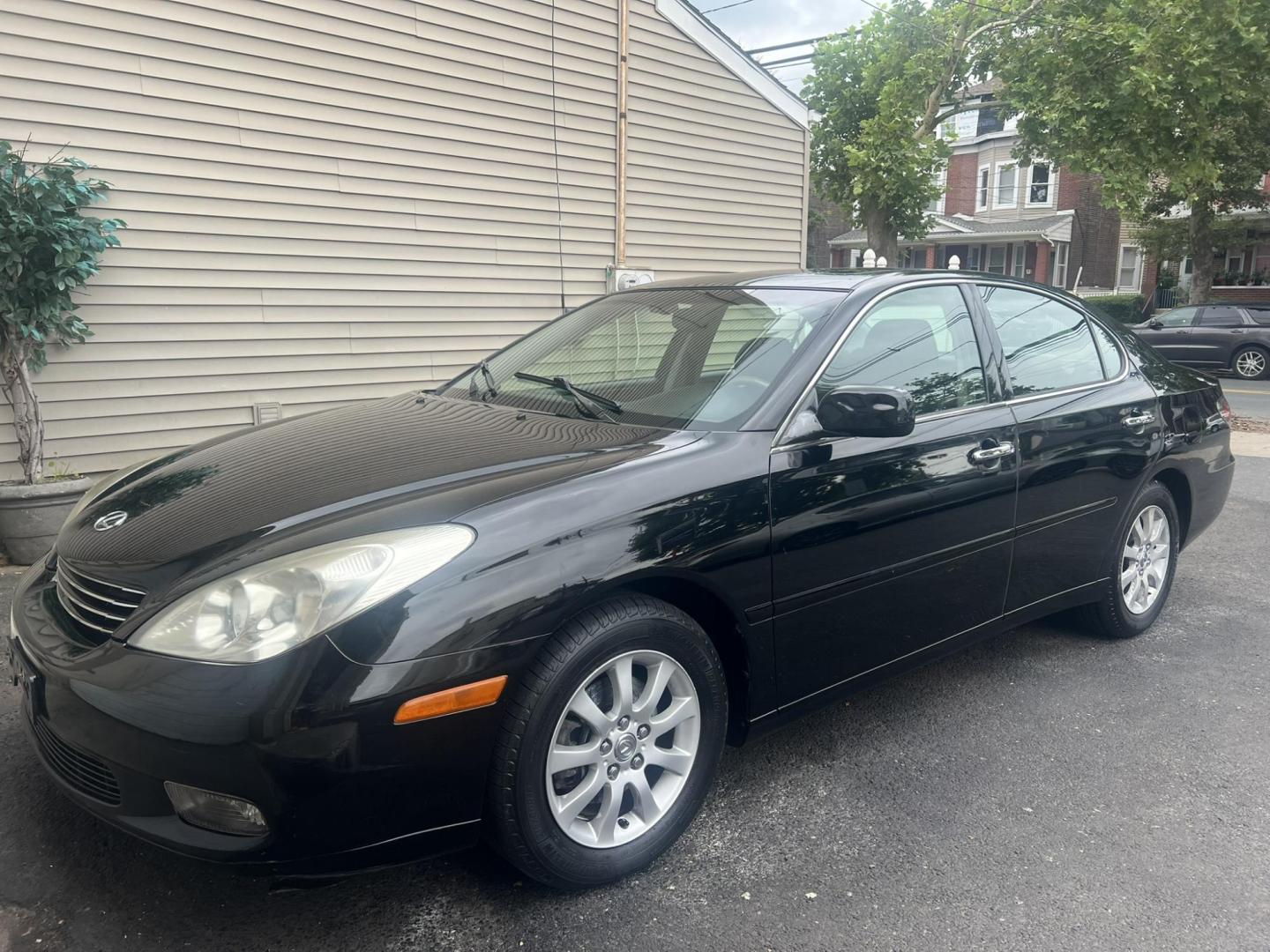2002 BLACK /Black Leather Lexus ES 300 Sedan (JTHBF30G220) with an 3.0L V6 DOHC 24V engine, 5-Speed Automatic Overdrive transmission, located at 1018 Brunswick Ave, Trenton, NJ, 08638, (609) 989-0900, 40.240086, -74.748085 - Photo#0