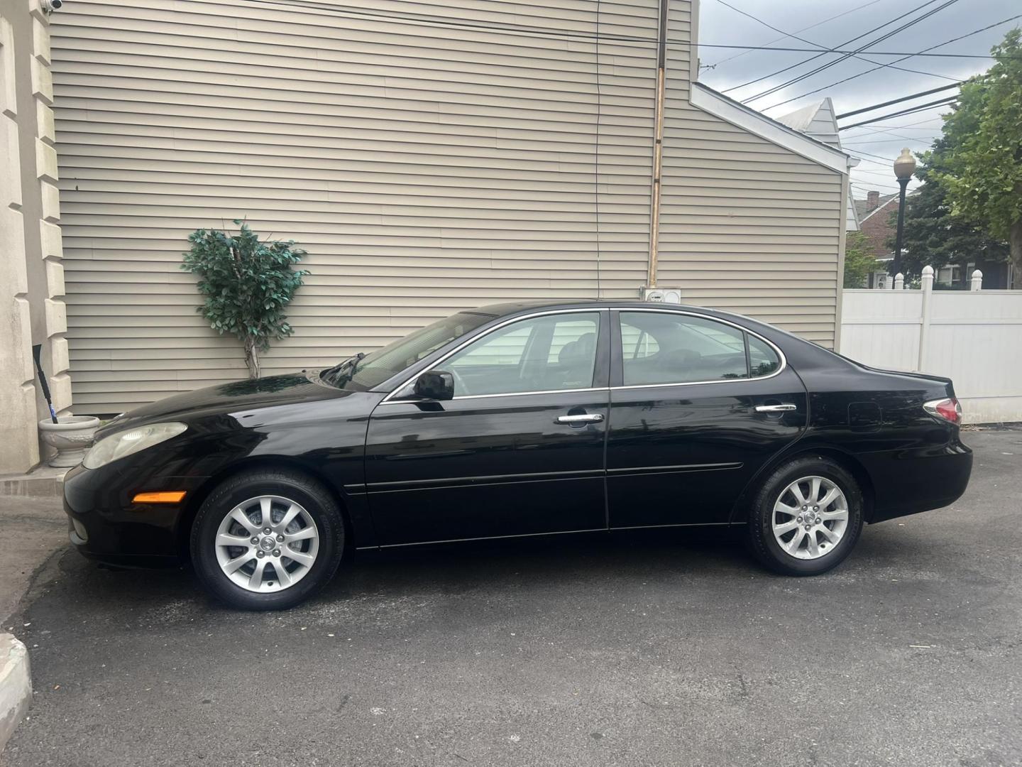 2002 BLACK /Black Leather Lexus ES 300 Sedan (JTHBF30G220) with an 3.0L V6 DOHC 24V engine, 5-Speed Automatic Overdrive transmission, located at 1018 Brunswick Ave, Trenton, NJ, 08638, (609) 989-0900, 40.240086, -74.748085 - Photo#3