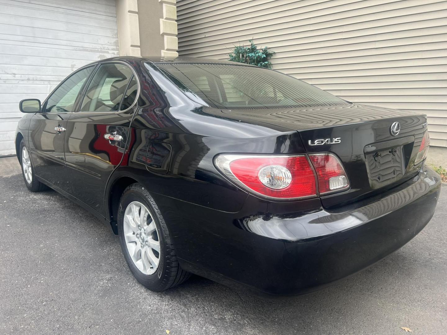 2002 BLACK /Black Leather Lexus ES 300 Sedan (JTHBF30G220) with an 3.0L V6 DOHC 24V engine, 5-Speed Automatic Overdrive transmission, located at 1018 Brunswick Ave, Trenton, NJ, 08638, (609) 989-0900, 40.240086, -74.748085 - Photo#4