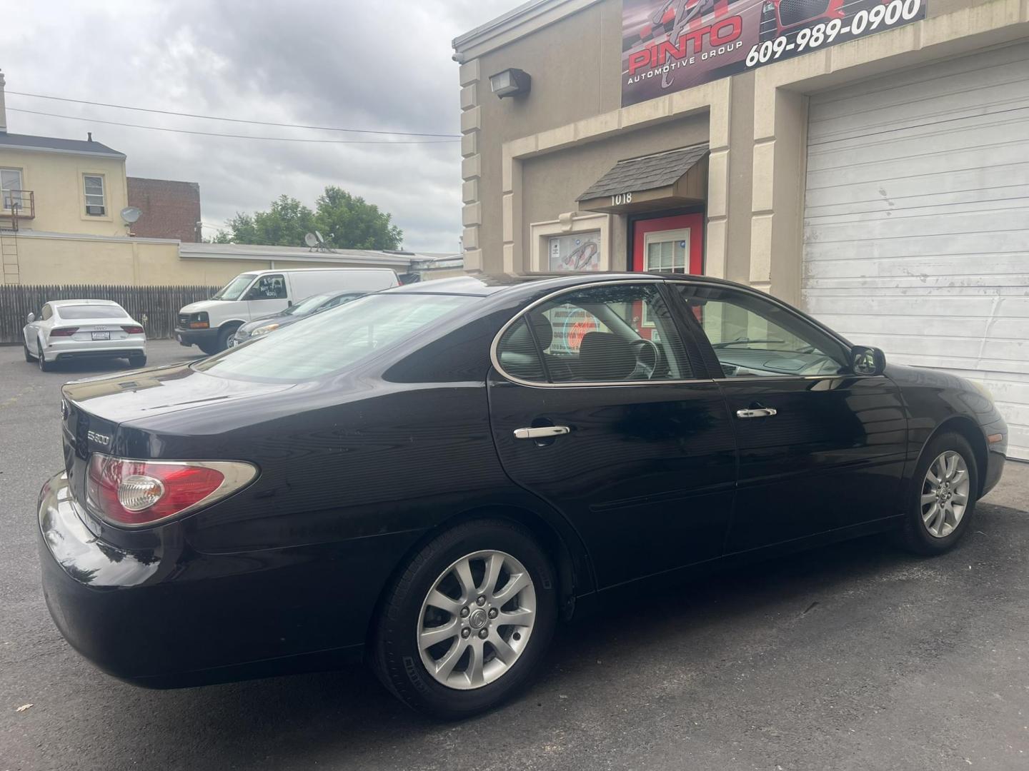 2002 BLACK /Black Leather Lexus ES 300 Sedan (JTHBF30G220) with an 3.0L V6 DOHC 24V engine, 5-Speed Automatic Overdrive transmission, located at 1018 Brunswick Ave, Trenton, NJ, 08638, (609) 989-0900, 40.240086, -74.748085 - Photo#5