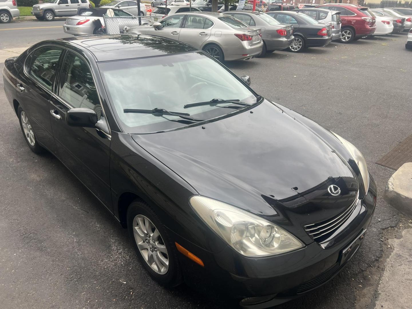 2002 BLACK /Black Leather Lexus ES 300 Sedan (JTHBF30G220) with an 3.0L V6 DOHC 24V engine, 5-Speed Automatic Overdrive transmission, located at 1018 Brunswick Ave, Trenton, NJ, 08638, (609) 989-0900, 40.240086, -74.748085 - Photo#6