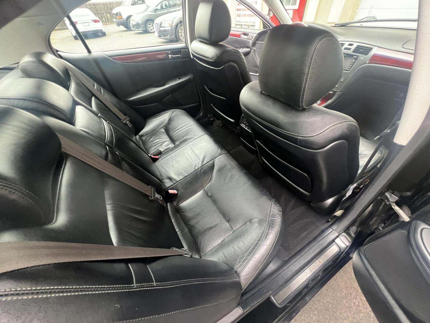 2002 BLACK /Black Leather Lexus ES 300 Sedan (JTHBF30G220) with an 3.0L V6 DOHC 24V engine, 5-Speed Automatic Overdrive transmission, located at 1018 Brunswick Ave, Trenton, NJ, 08638, (609) 989-0900, 40.240086, -74.748085 - Photo#9