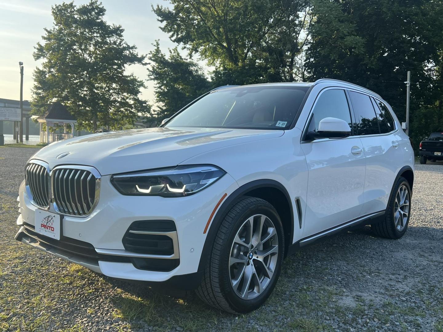 2022 White /beige BMW X5 xDrive40i (5UXCR6C04N9) with an 3.0L L6 DOHC 24V engine, 8A transmission, located at 1018 Brunswick Ave, Trenton, NJ, 08638, (609) 989-0900, 40.240086, -74.748085 - Photo#0