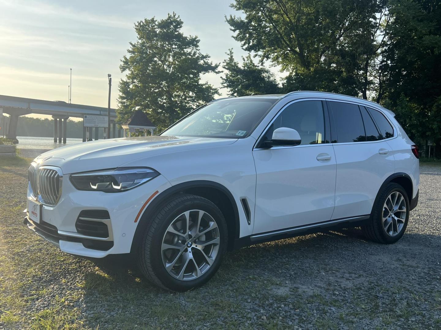 2022 White /beige BMW X5 xDrive40i (5UXCR6C04N9) with an 3.0L L6 DOHC 24V engine, 8A transmission, located at 1018 Brunswick Ave, Trenton, NJ, 08638, (609) 989-0900, 40.240086, -74.748085 - Photo#4