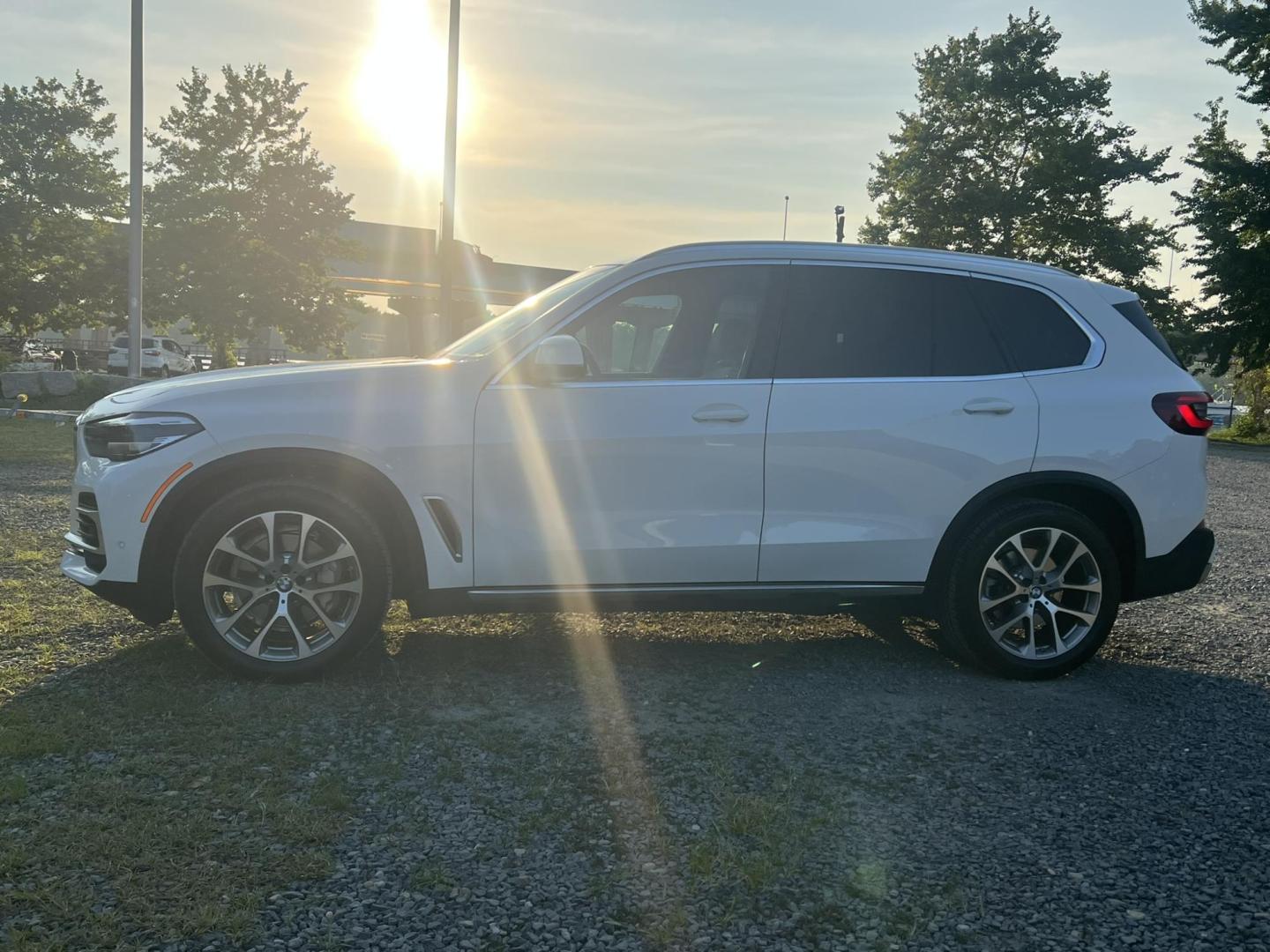 2022 White /beige BMW X5 xDrive40i (5UXCR6C04N9) with an 3.0L L6 DOHC 24V engine, 8A transmission, located at 1018 Brunswick Ave, Trenton, NJ, 08638, (609) 989-0900, 40.240086, -74.748085 - Photo#5