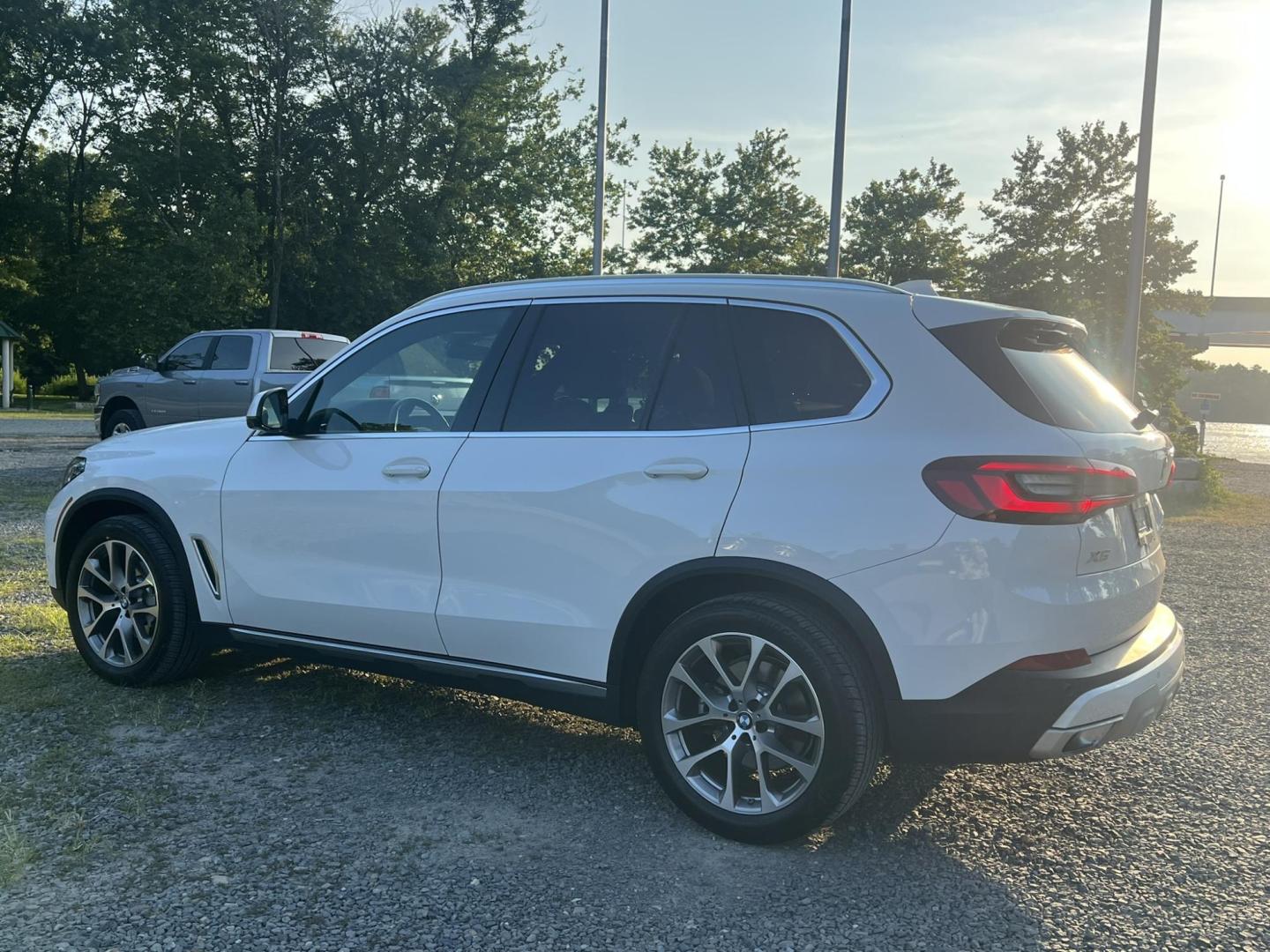 2022 White /beige BMW X5 xDrive40i (5UXCR6C04N9) with an 3.0L L6 DOHC 24V engine, 8A transmission, located at 1018 Brunswick Ave, Trenton, NJ, 08638, (609) 989-0900, 40.240086, -74.748085 - Photo#2