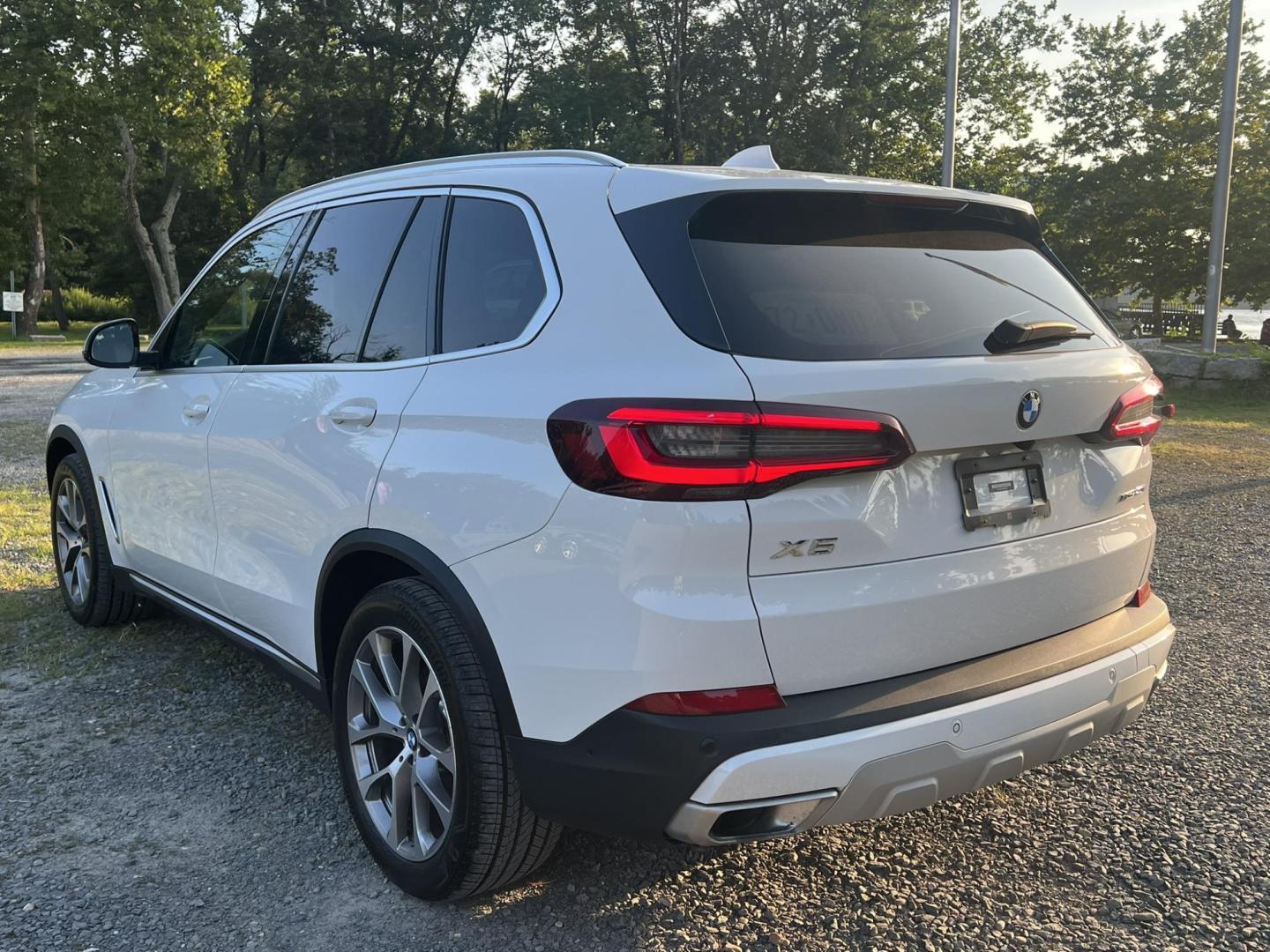 2022 White /beige BMW X5 xDrive40i (5UXCR6C04N9) with an 3.0L L6 DOHC 24V engine, 8A transmission, located at 1018 Brunswick Ave, Trenton, NJ, 08638, (609) 989-0900, 40.240086, -74.748085 - Photo#3
