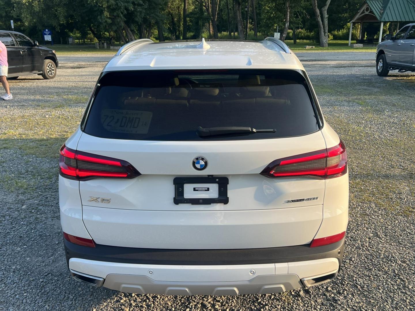 2022 White /beige BMW X5 xDrive40i (5UXCR6C04N9) with an 3.0L L6 DOHC 24V engine, 8A transmission, located at 1018 Brunswick Ave, Trenton, NJ, 08638, (609) 989-0900, 40.240086, -74.748085 - Photo#8