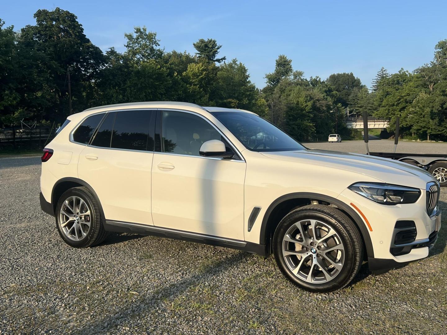 2022 White /beige BMW X5 xDrive40i (5UXCR6C04N9) with an 3.0L L6 DOHC 24V engine, 8A transmission, located at 1018 Brunswick Ave, Trenton, NJ, 08638, (609) 989-0900, 40.240086, -74.748085 - Photo#7