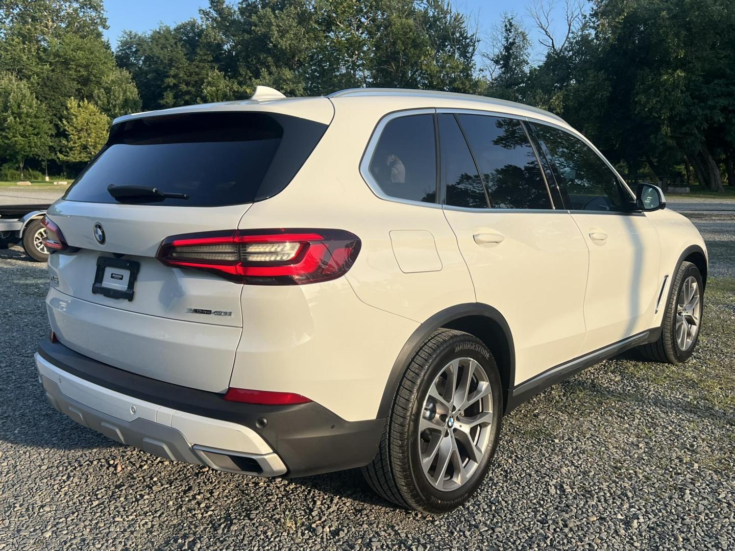 2022 White /beige BMW X5 xDrive40i (5UXCR6C04N9) with an 3.0L L6 DOHC 24V engine, 8A transmission, located at 1018 Brunswick Ave, Trenton, NJ, 08638, (609) 989-0900, 40.240086, -74.748085 - Photo#6