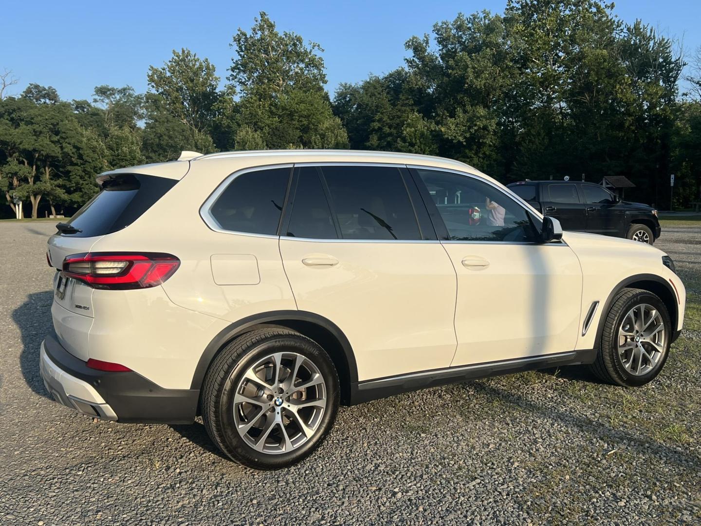 2022 White /beige BMW X5 xDrive40i (5UXCR6C04N9) with an 3.0L L6 DOHC 24V engine, 8A transmission, located at 1018 Brunswick Ave, Trenton, NJ, 08638, (609) 989-0900, 40.240086, -74.748085 - Photo#10