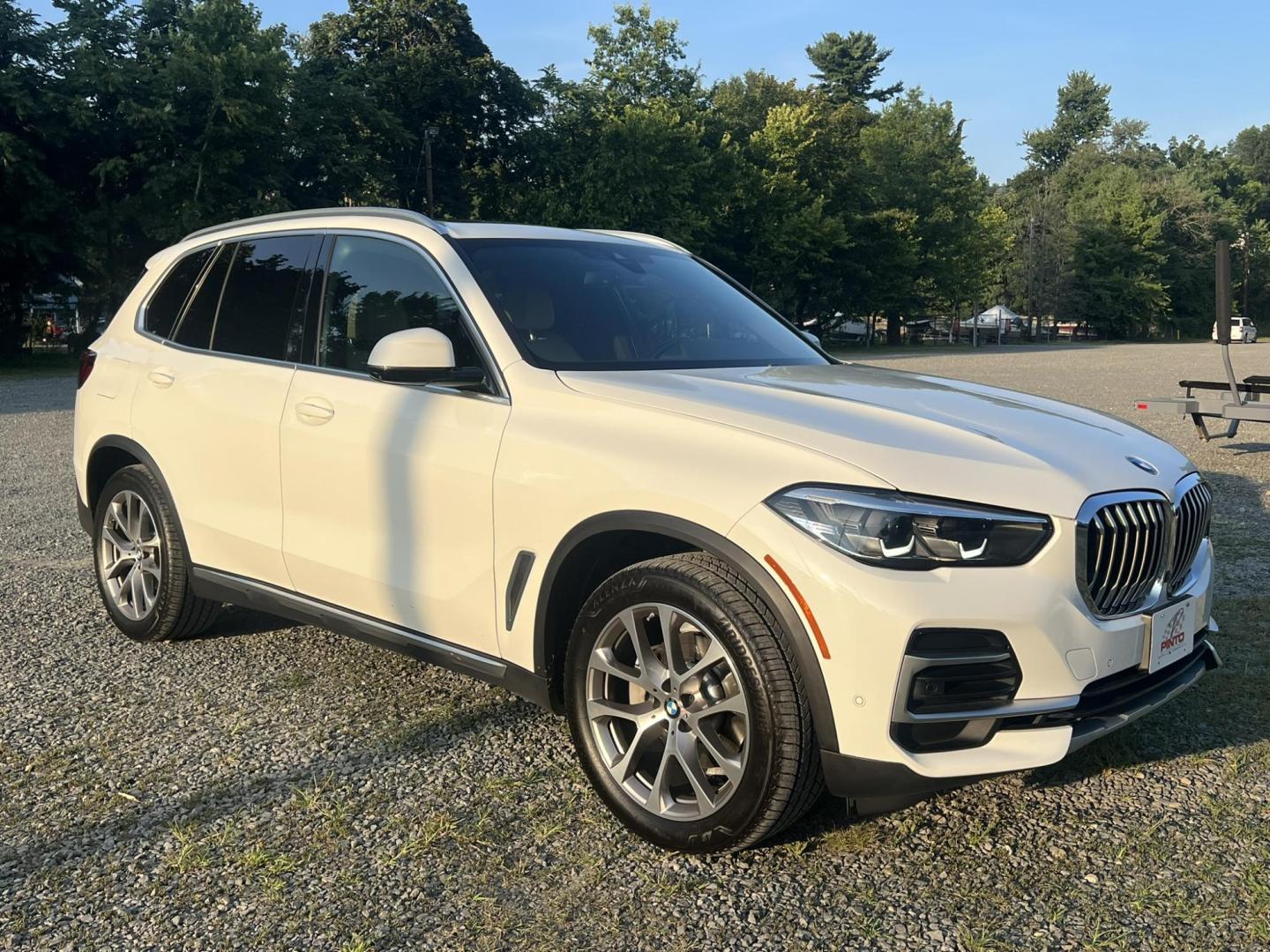 2022 White /beige BMW X5 xDrive40i (5UXCR6C04N9) with an 3.0L L6 DOHC 24V engine, 8A transmission, located at 1018 Brunswick Ave, Trenton, NJ, 08638, (609) 989-0900, 40.240086, -74.748085 - Photo#9
