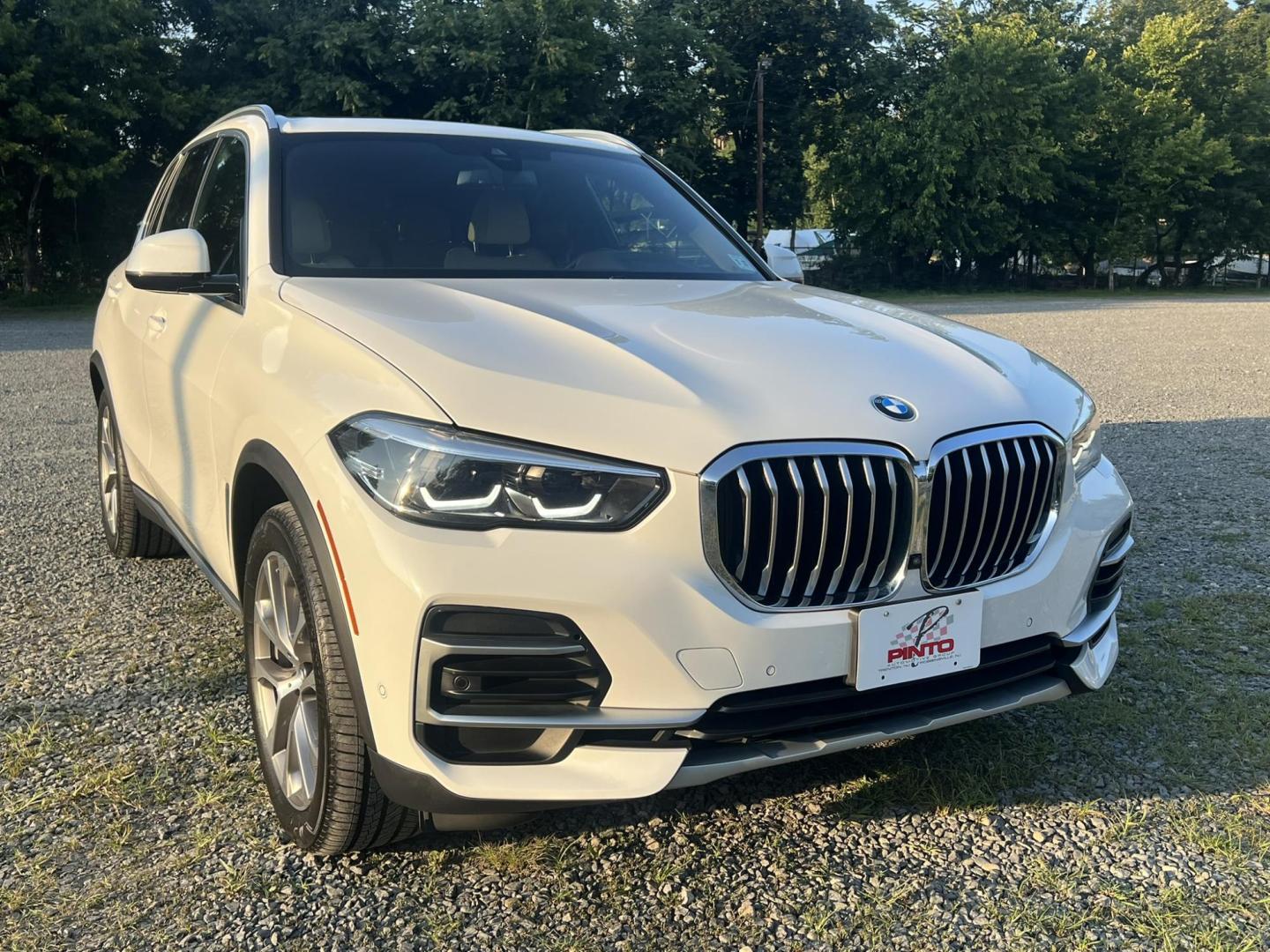2022 White /beige BMW X5 xDrive40i (5UXCR6C04N9) with an 3.0L L6 DOHC 24V engine, 8A transmission, located at 1018 Brunswick Ave, Trenton, NJ, 08638, (609) 989-0900, 40.240086, -74.748085 - Photo#1