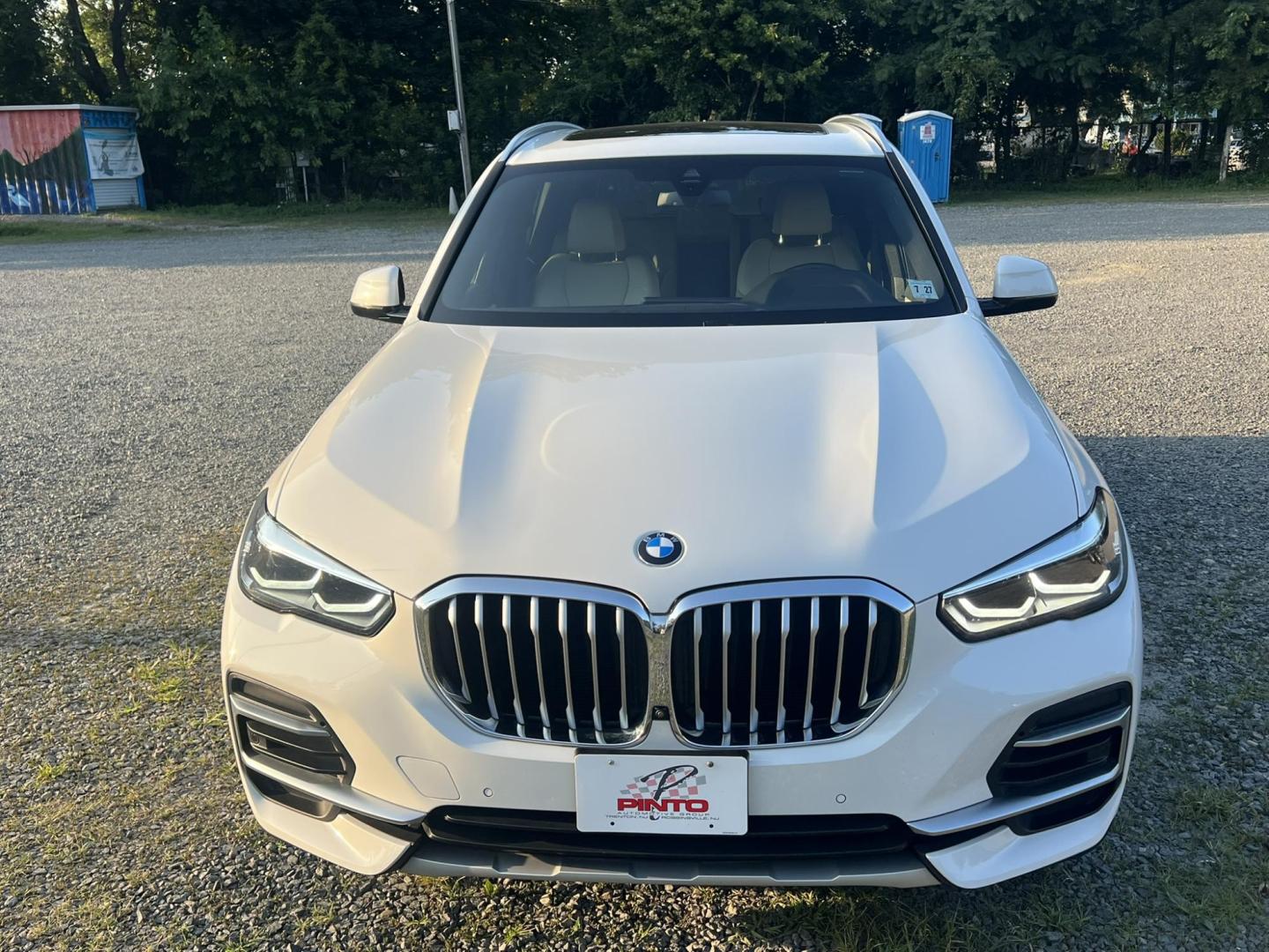 2022 White /beige BMW X5 xDrive40i (5UXCR6C04N9) with an 3.0L L6 DOHC 24V engine, 8A transmission, located at 1018 Brunswick Ave, Trenton, NJ, 08638, (609) 989-0900, 40.240086, -74.748085 - Photo#11