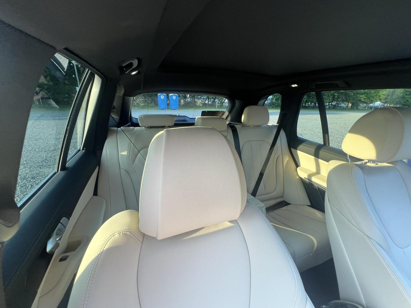 2022 White /beige BMW X5 xDrive40i (5UXCR6C04N9) with an 3.0L L6 DOHC 24V engine, 8A transmission, located at 1018 Brunswick Ave, Trenton, NJ, 08638, (609) 989-0900, 40.240086, -74.748085 - Photo#16
